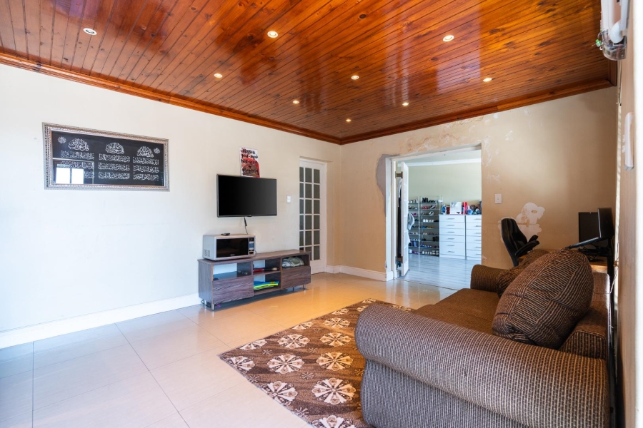 8 Bedroom Property for Sale in Walmer Estate Western Cape